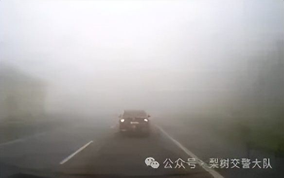 出行提示_秋冬交通安全指南_路面濕滑黏膩能見(jiàn)度驟降