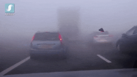 出行提示_秋冬交通安全指南_路面濕滑黏膩能見(jiàn)度驟降