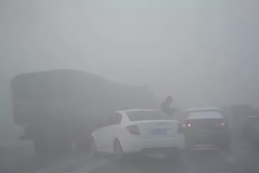 出行提示_秋冬交通安全指南_路面濕滑黏膩能見(jiàn)度驟降